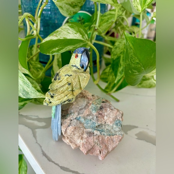 Parrot Carving on Aquamarine - Picture 2 of 3